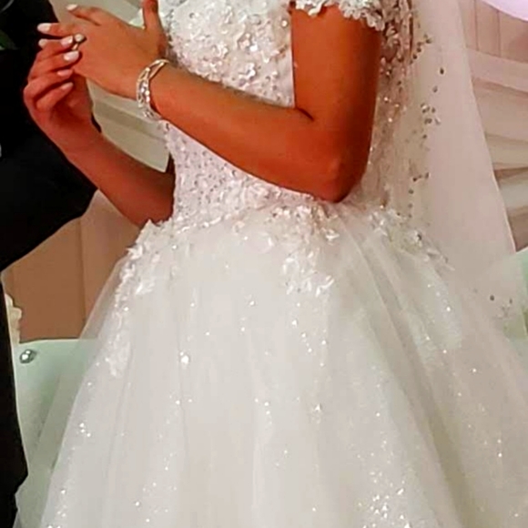 Wedding dress - Picture 3 of 5